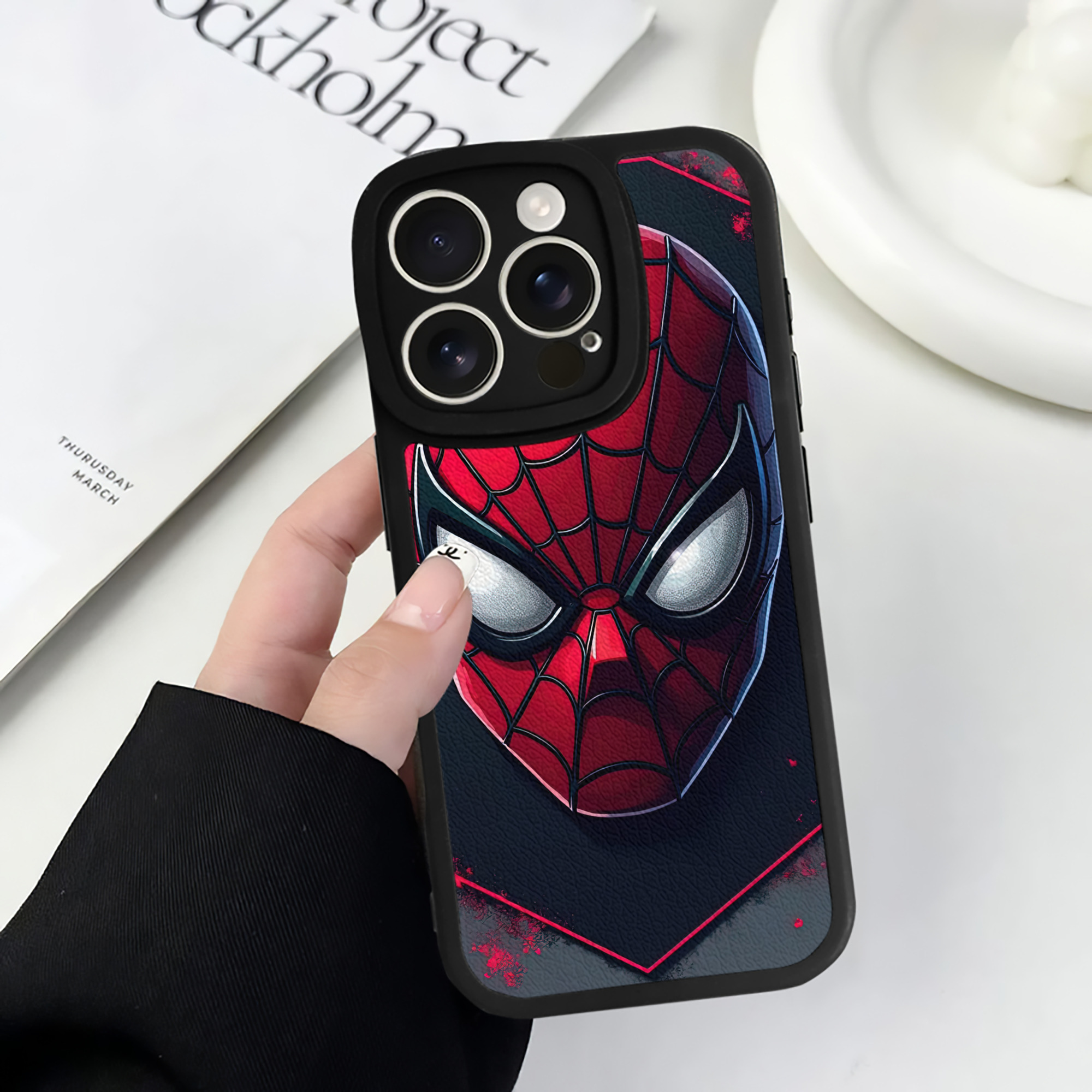 （画像用） Spider Man スパイダーマン 【iPhone 16シリーズ対応】シリコンスマホケース（レザー調） 材質：シリコン